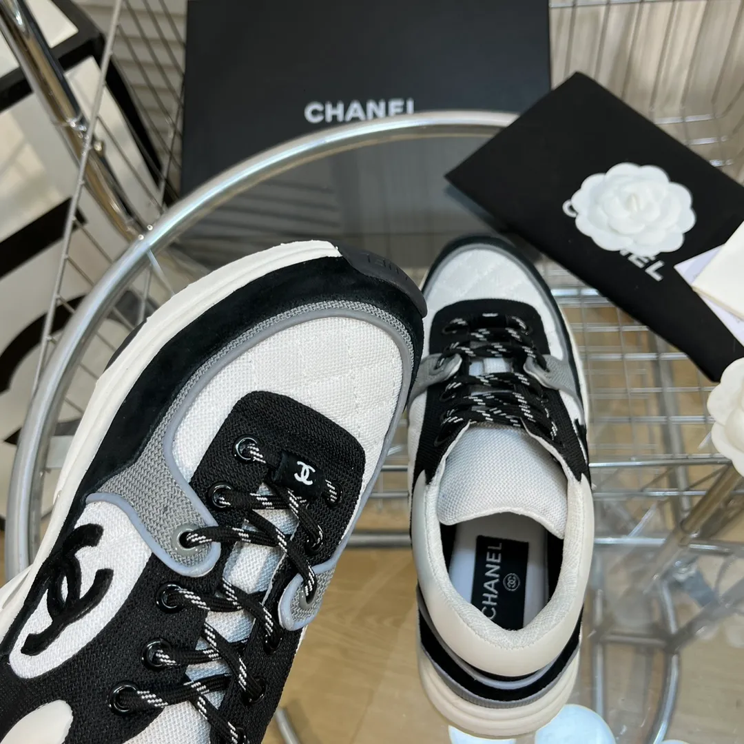 👟👟Ex-factory price 560👟👟 Chanel Chanel - 2022 counter top casual sports shoes This classic design; the upper is electro-embroidered with a variety of techniques; the outsole is fashionable and sporty; it is unusual to incorporate a variety of color matching elements... The diversified mix and match is very good-looking and versatile, casual, fashionable, sports and outdoor can be taken into account... ꫛꫀꪝ Go➫ Material: ❶Upper is made of: Original imported high mercerized smooth cow suede + electric embroidery technology + imported breathable mesh ❷Inner use: original imported breathable mesh ❸Outsole based on: original TPU combination outsole Counter boutique packaging complete set for women 35–42 men 38–46
